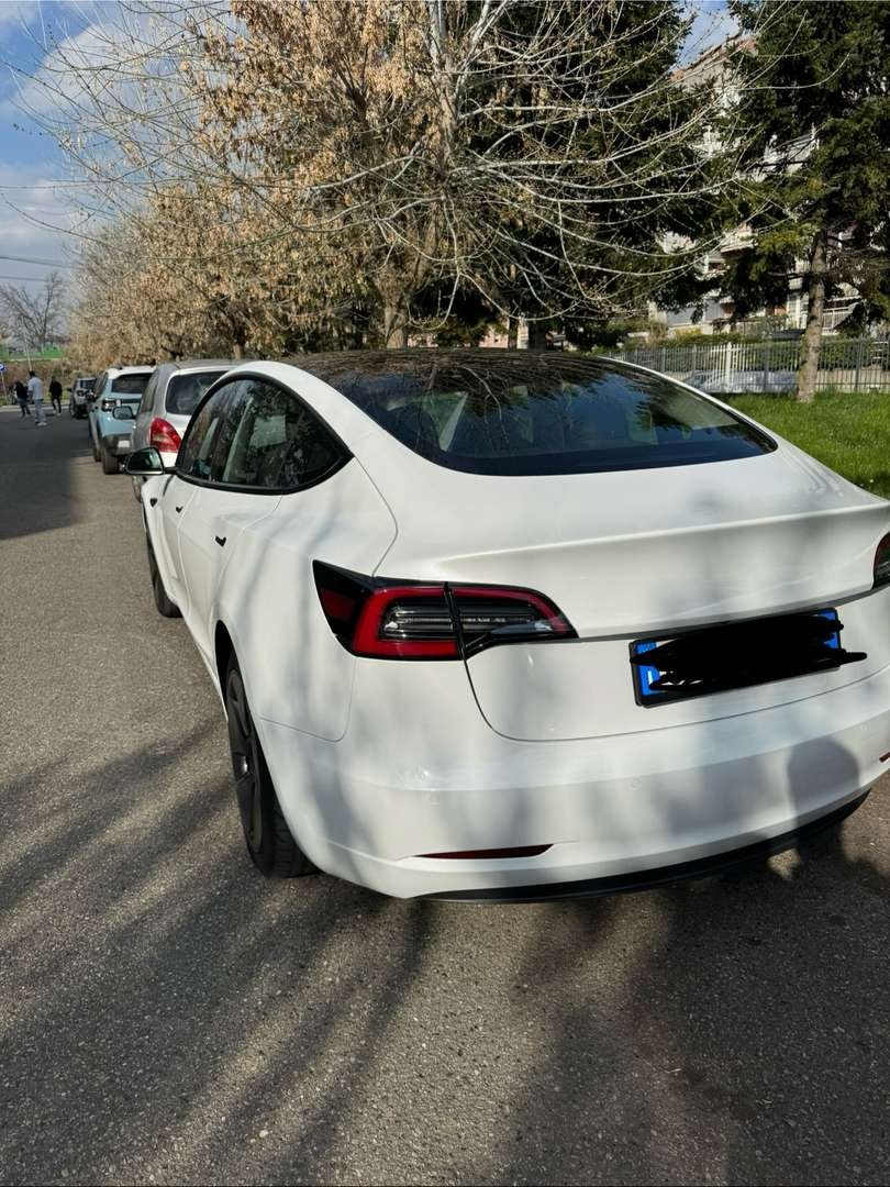 Tesla Model 3 - Immagine 3