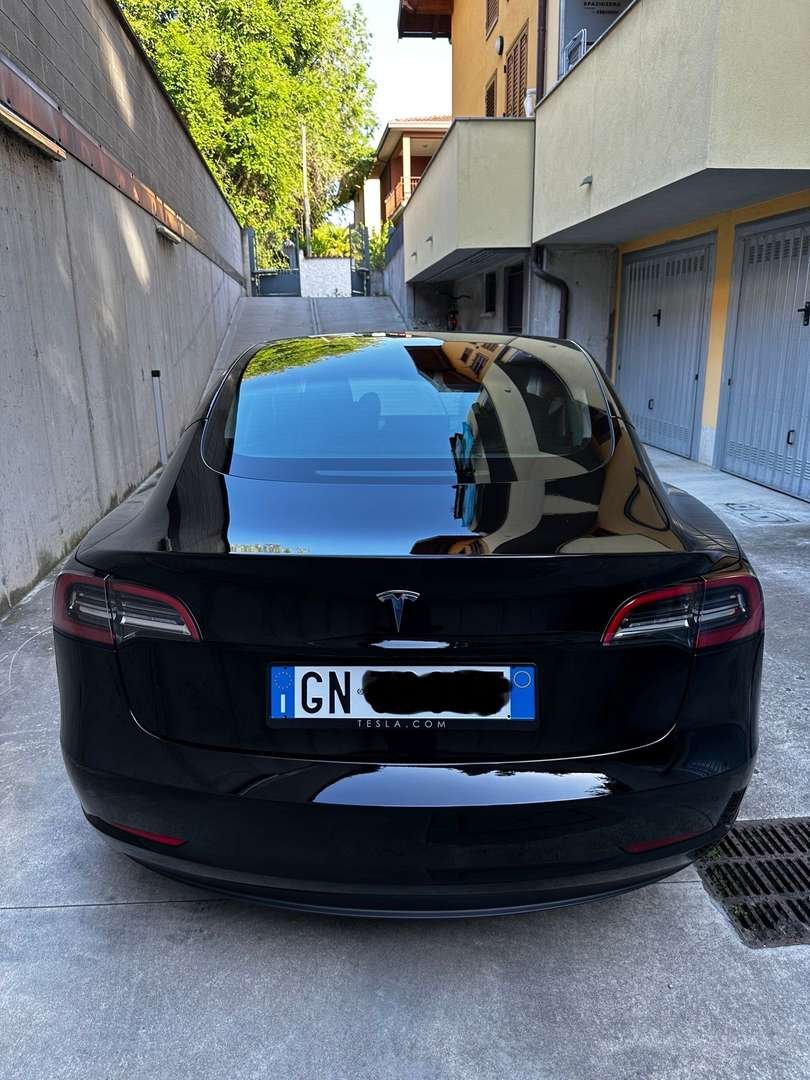 Tesla Model 3 - Immagine 2