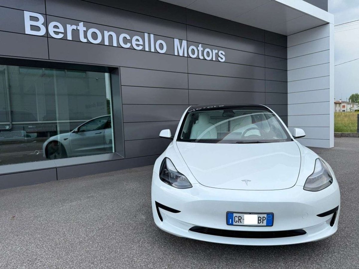 Tesla Model 3 - Immagine 2