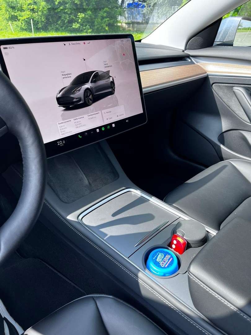 Tesla Model 3 - Immagine 2