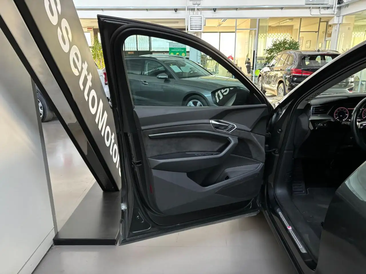 Audi Q8 e-tron Sportback 50 quattro S line 2021 elettrica usata 43.189 km - Foto 7