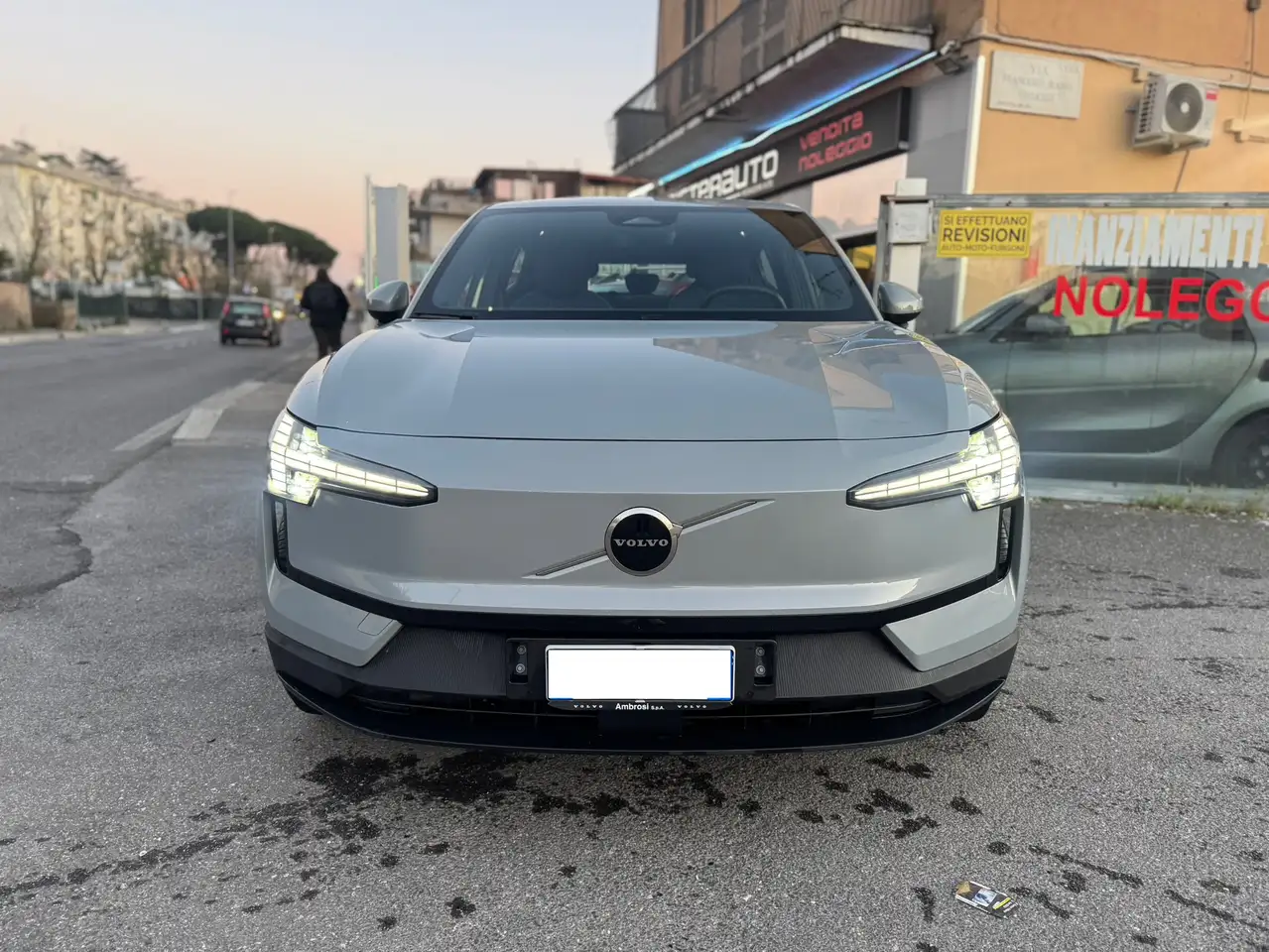 Volvo EX30 Single Motor Core RWD 2024 elettrica usata 13.054 km - Foto 2