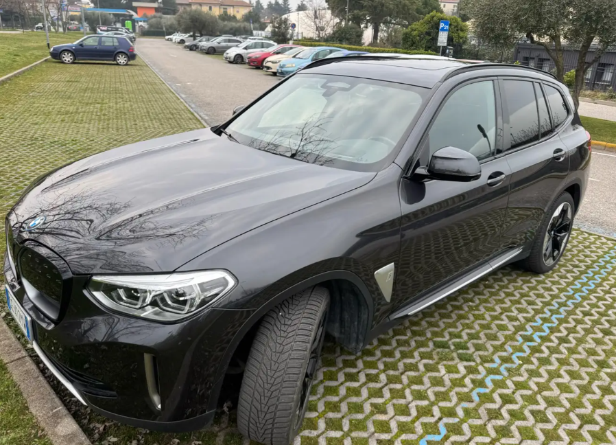 BMW iX3 Impressive- Milano